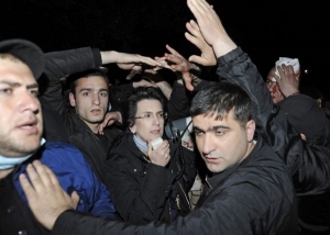 Představitelka opozice Burjanadzeová promluvila k demonstrantům.